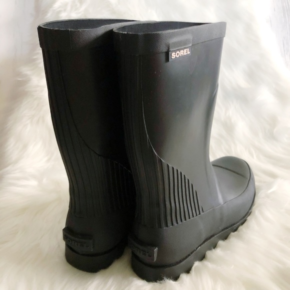 NEW! Sorel Short Solid Rainboot in Black - Picture 4 of 7